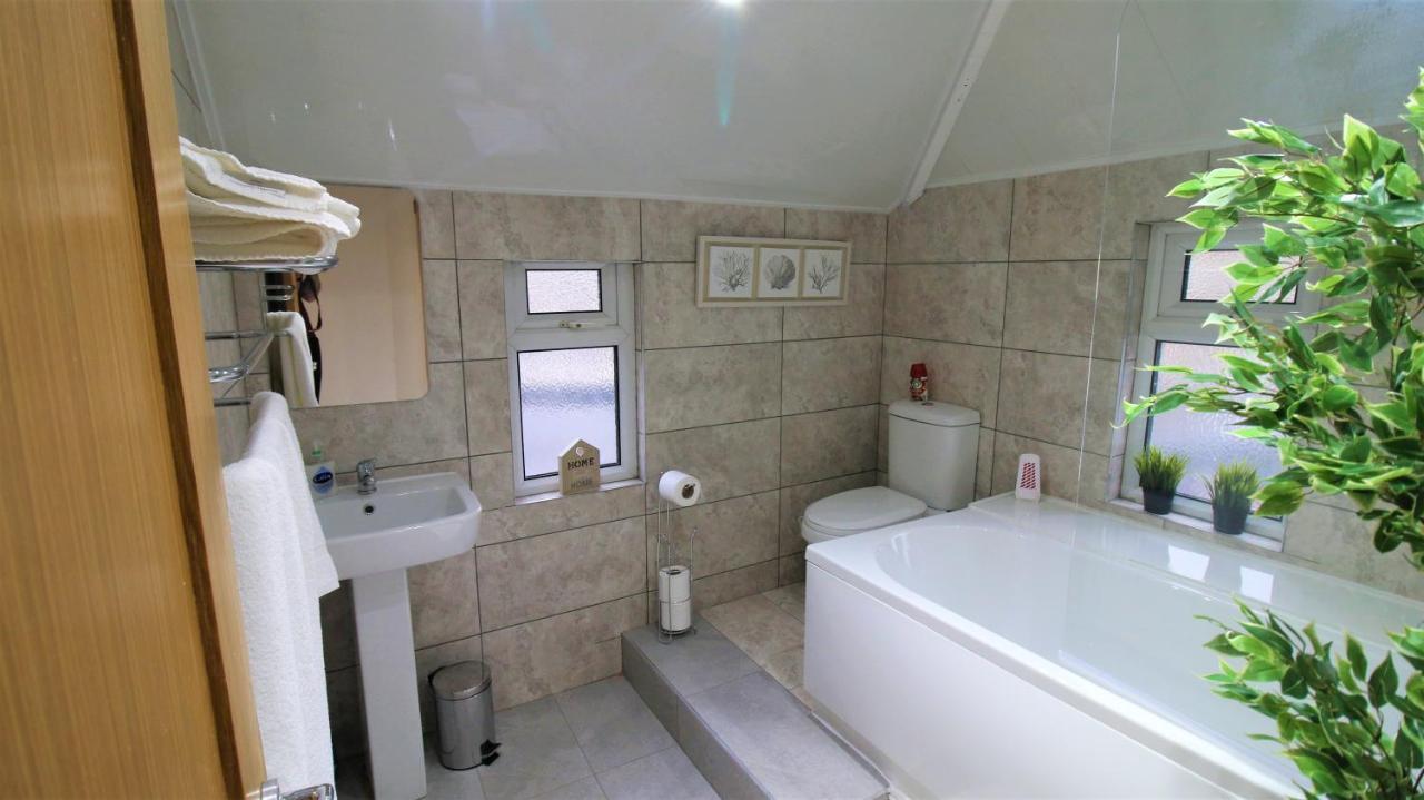 קארדיף Free Local Parking - Fast Wifi - Sleeps 10 Guests By Property Promise מראה חיצוני תמונה